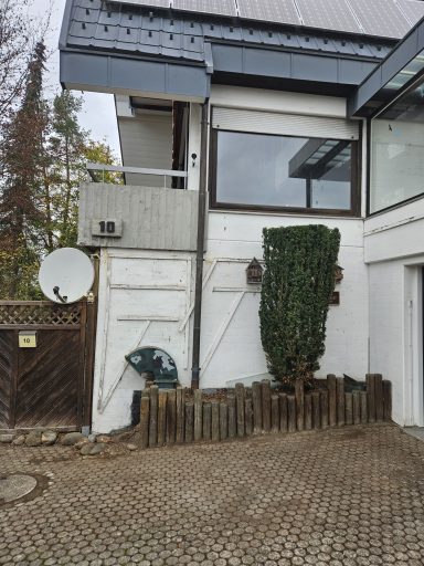 Objekt Nr.1 Nachher - VS-Marbach Einfamilienhaus mit Balkon, Gartenzaun und Satellitenschüssel in ruhiger Umgebung.