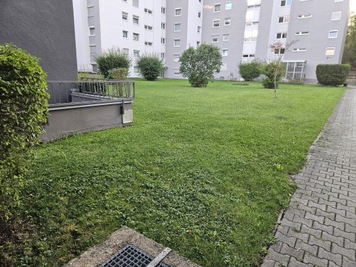 Objekt Nr.6 - VS-Schwenningen Grüne Wiese mit Bäumen und Wohngebäuden im Hintergrund.